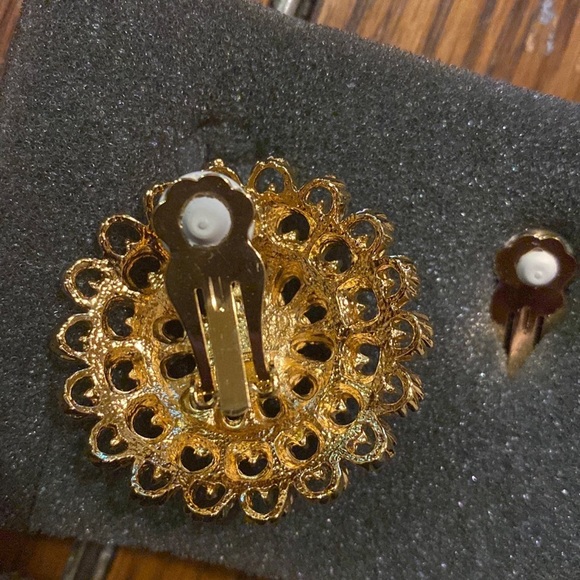 Avon Gold Tone and Pearl design Vintage Clip Earrings - Picture 4 of 4